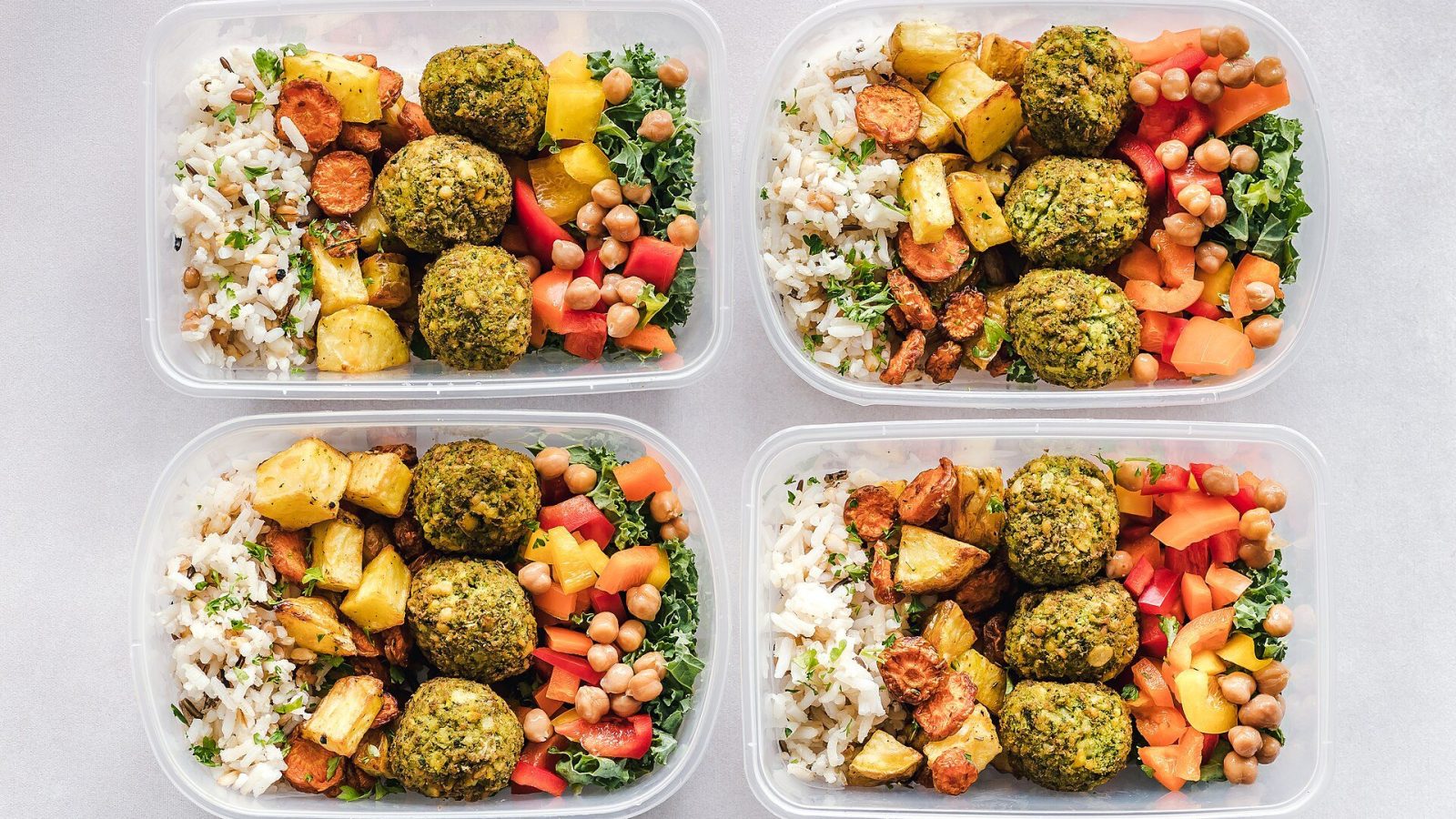 وجبات محضّرة مسبقًا في علب: أرز وخضار مشوية وفلافل